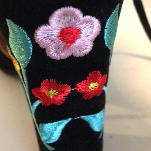 💜 NEW Embroidered flowers on velvet ,shoes - Picture 4 of 4
